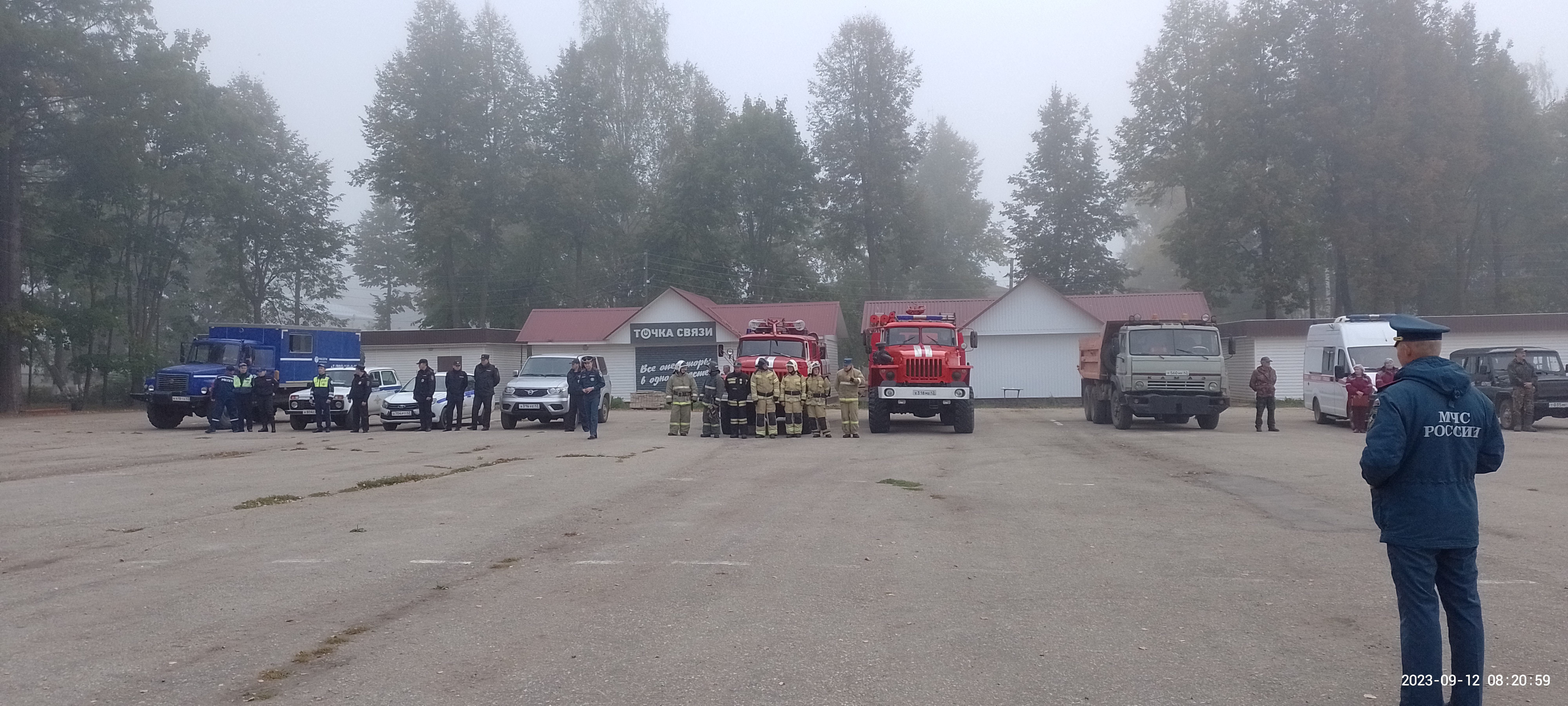 Сегодня на площади прошел смотр готовности сил и средств, привлекаемых к участию в отработке вводных на командно-штабные учения..