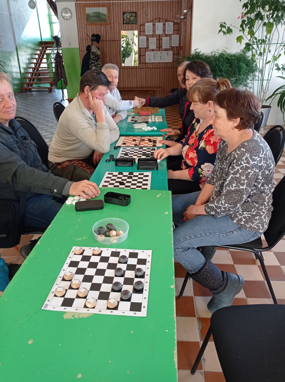 шашечный турнир «Белые против черных».