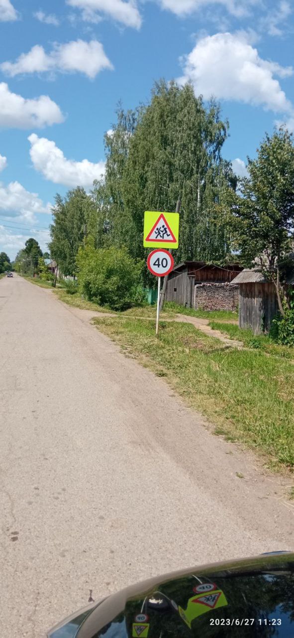 Проведена замена пришедших в негодность дорожных знаков в пгт Кикнур.