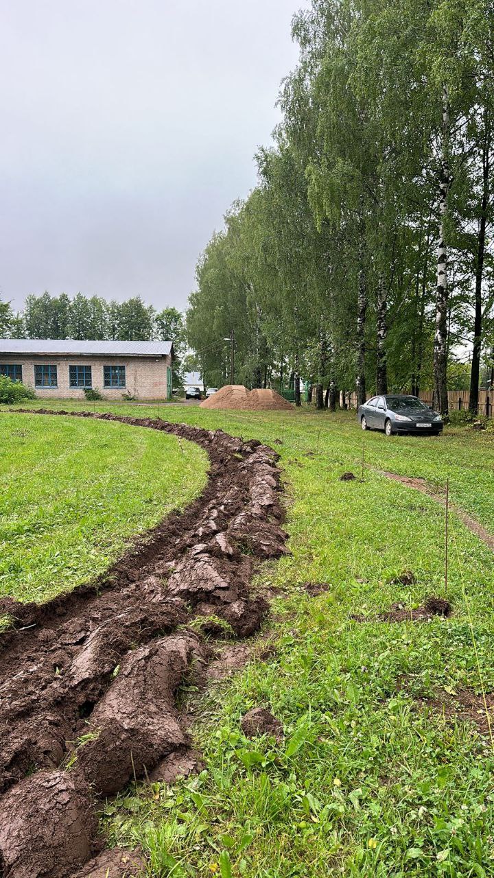 Приступили к устройству бесшовных беговых дорожек с искусственным покрытием на стадионе МКУ ДО «ДЮСШ им. А.Ф. Оленёва» пгт Кикнур.