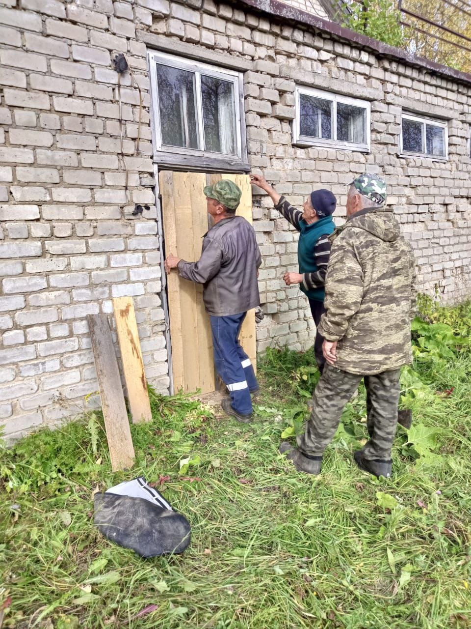 В с. Шапта был проведён текущий ремонт сантехники, дверей, утеплителя теплотрассы в здании спортивного комплекса..