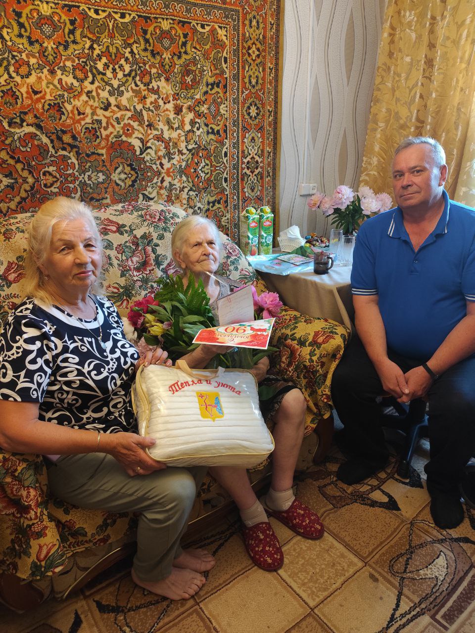 С 90-летним юбилеем поздравили труженицу тыла, жительницу п. Кикнур .Поздравление жителей со значимыми в их жизни датами стало уже доброй традицией..