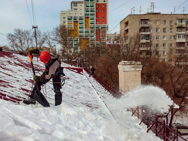 Александр Соколов поручил усилить работы по расчистке дворов и крыш.