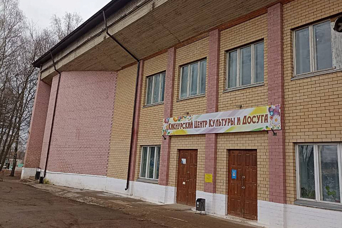 В Кикнуре отремонтировали крышу Центра культуры и досуга. В Кикнуре отремонтировали крышу Центра культуры и досуга.