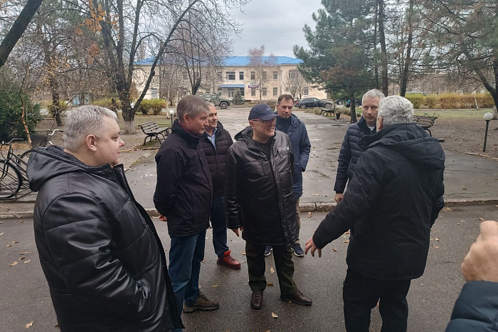 Губернатор Кировской области Александр Соколов проверил ход работ в подшефном районе Запорожья. Губернатор Кировской области Александр Соколов проверил ход работ в подшефном районе Запорожья.